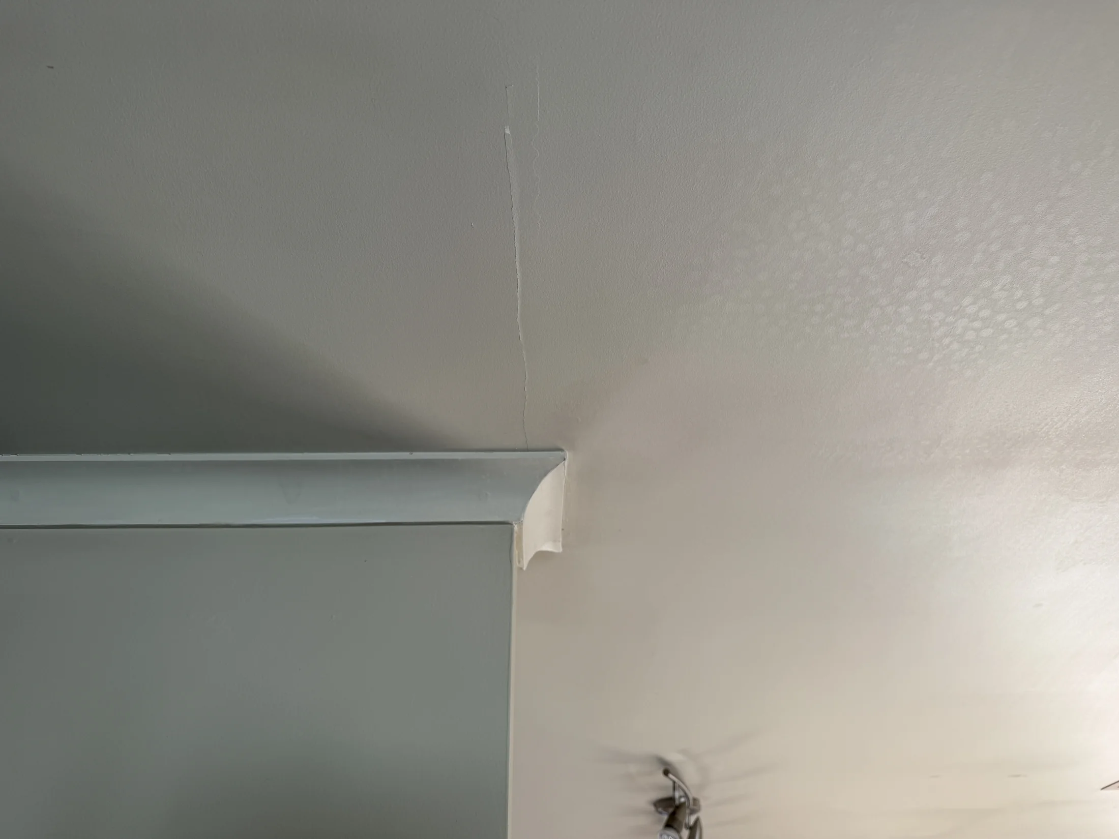 Interior Ceiling Repaint, Wanaka - Before 1: Ceiling Crack At Coving Thermal Ghosting Before Wanaka
