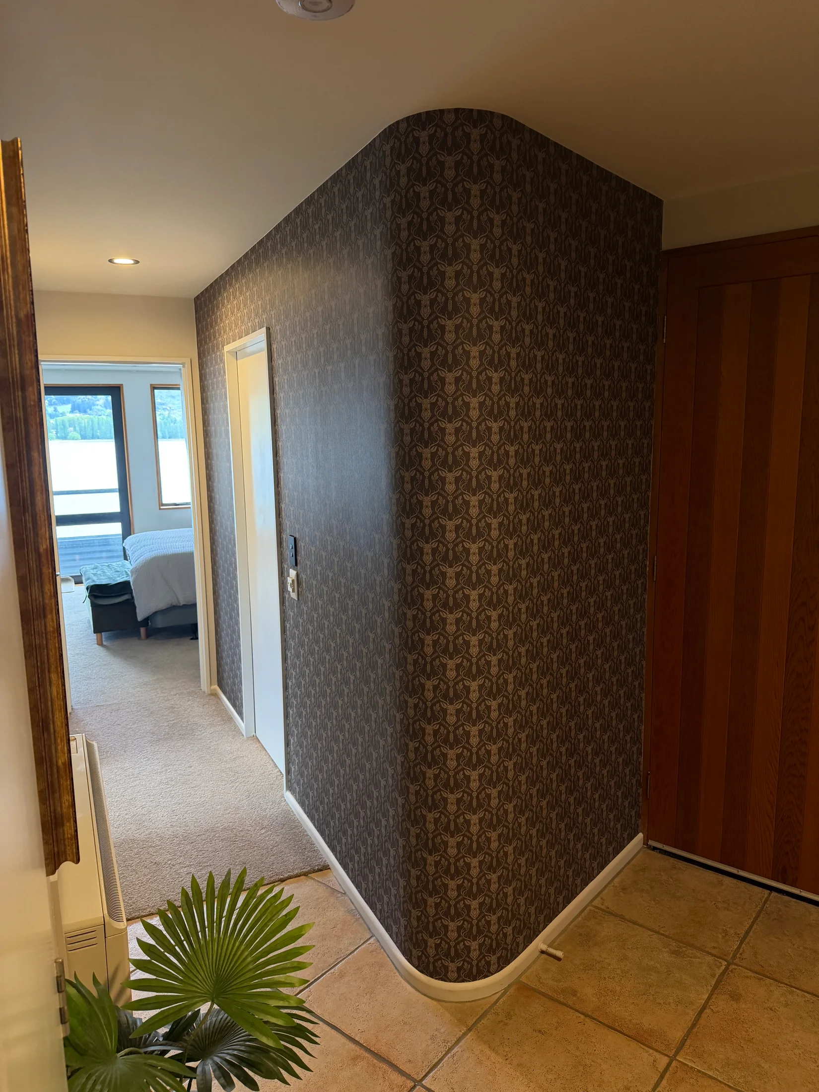 Bedroom, Living Room & Hallway Wallpaper, Wānaka - After 7: Wallpaper Curved Hallway Wall Wanaka